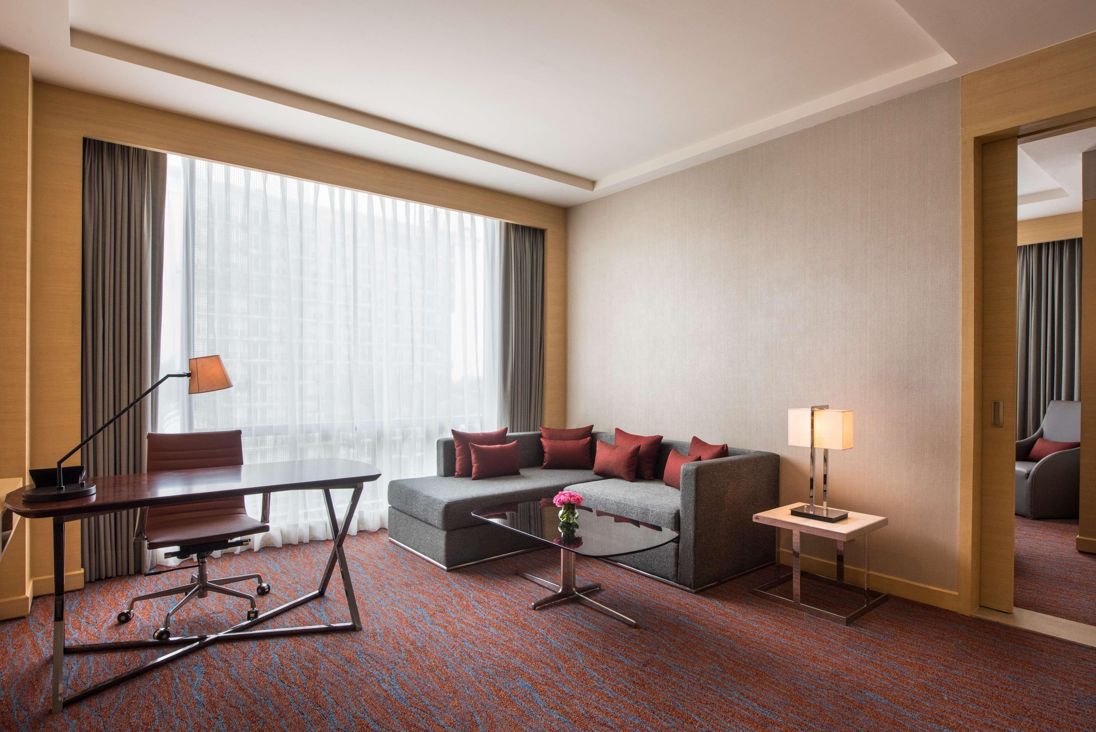Hyatt Regency Lucknow Gomti Nagar Otel Dış mekan fotoğraf A living room in a suite at the hotel
