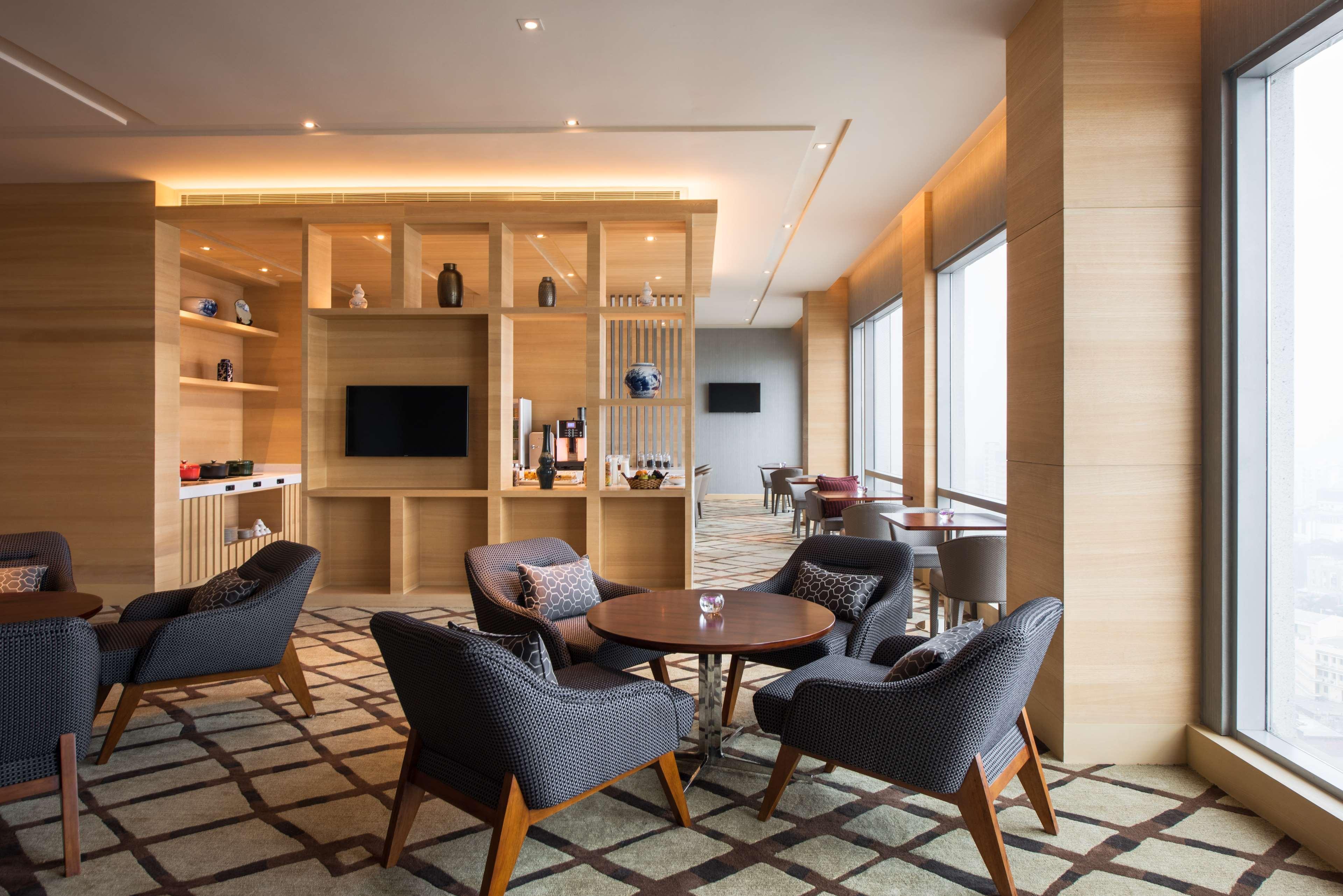 Hyatt Regency Lucknow Gomti Nagar Otel Dış mekan fotoğraf Club Lounge at the hotel