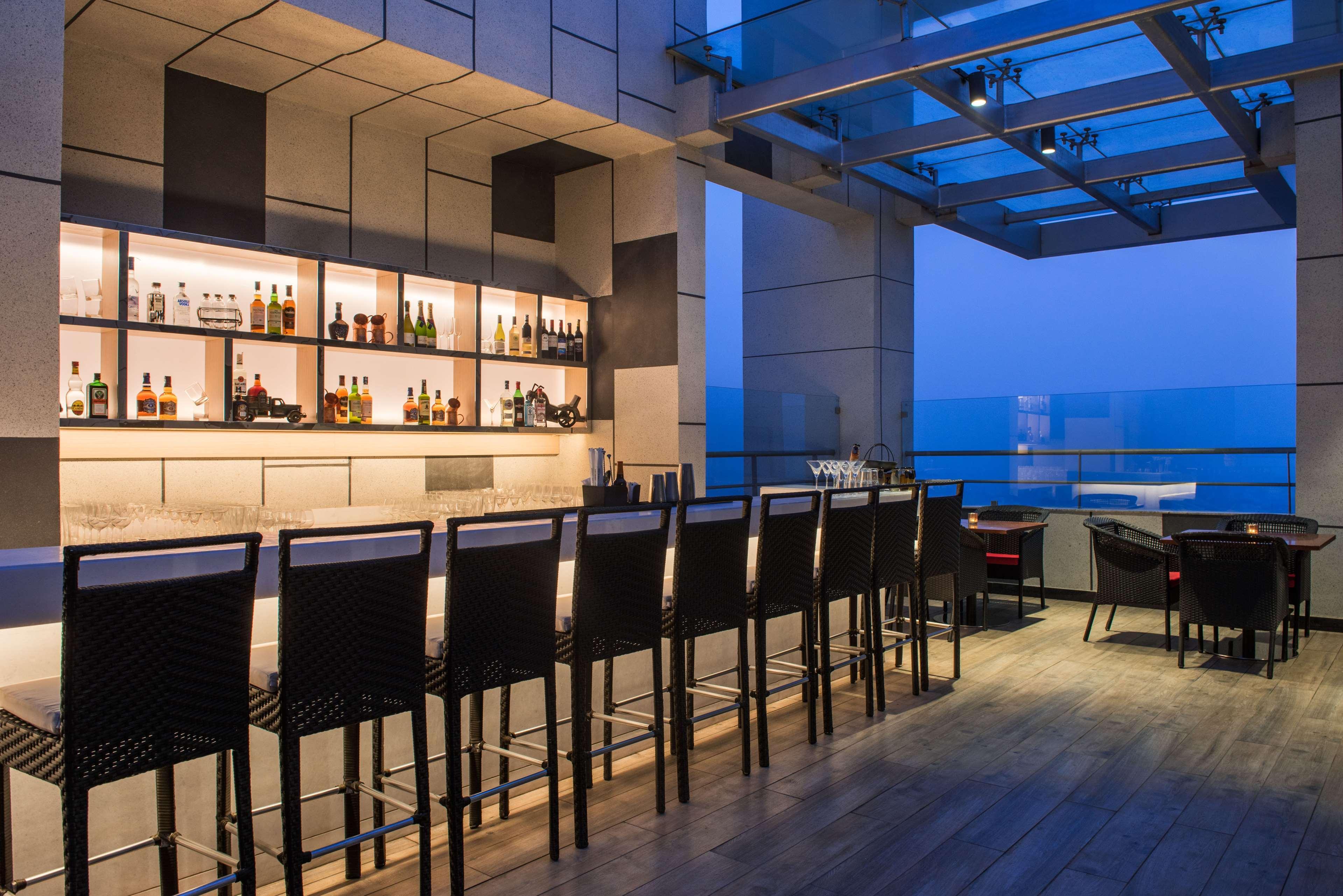 Hyatt Regency Lucknow Gomti Nagar Otel Dış mekan fotoğraf Skyline Bar