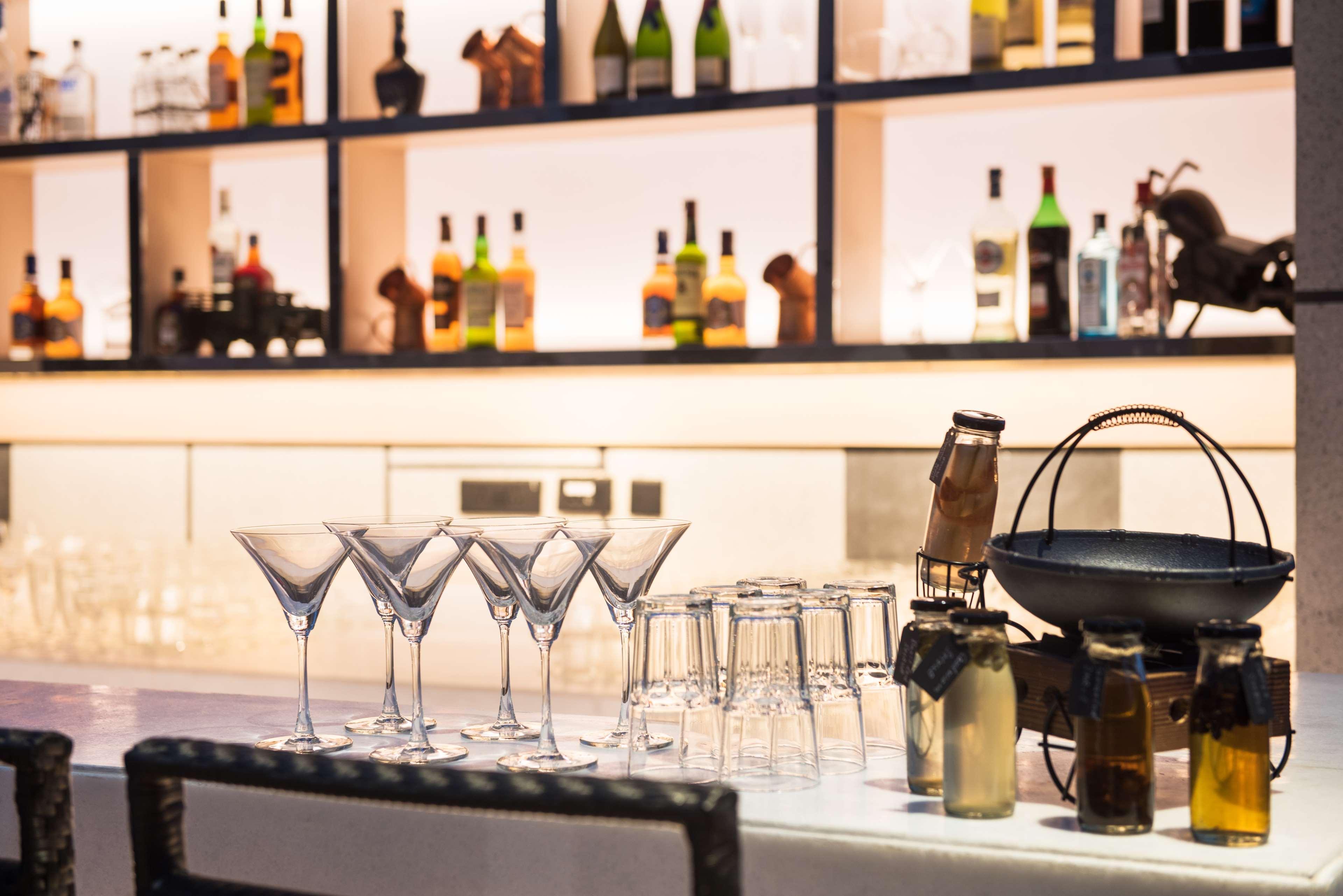 Hyatt Regency Lucknow Gomti Nagar Otel Dış mekan fotoğraf A bar at a hotel