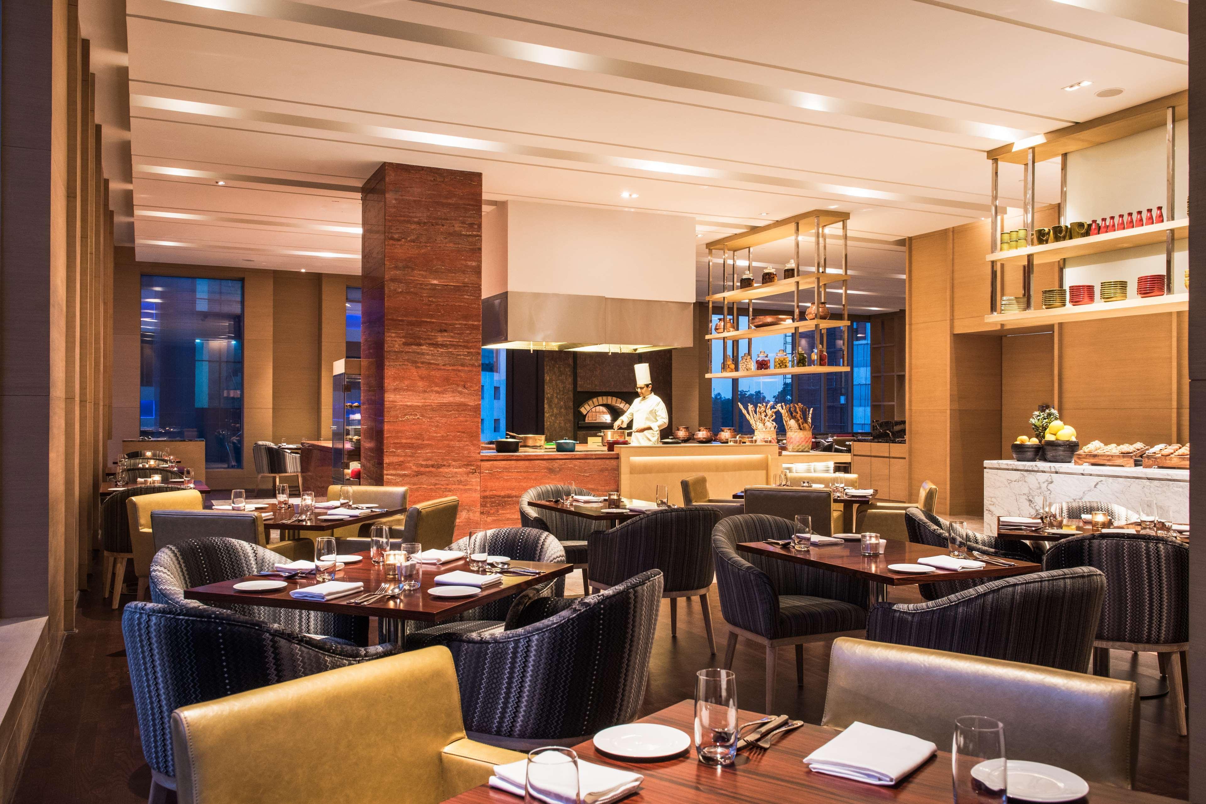 Hyatt Regency Lucknow Gomti Nagar Otel Dış mekan fotoğraf The restaurant