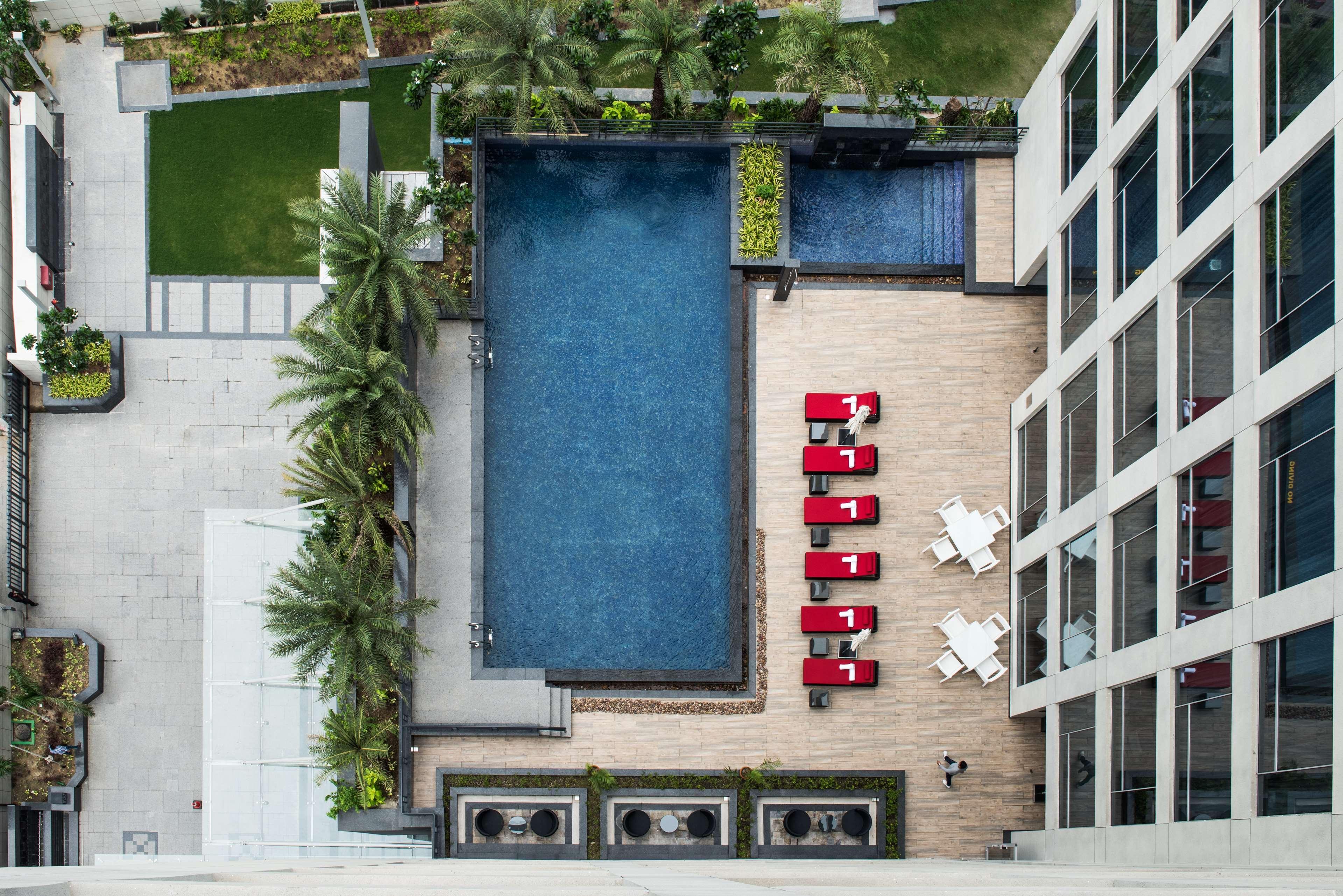 Hyatt Regency Lucknow Gomti Nagar Otel Dış mekan fotoğraf The swimming pool at the hotel