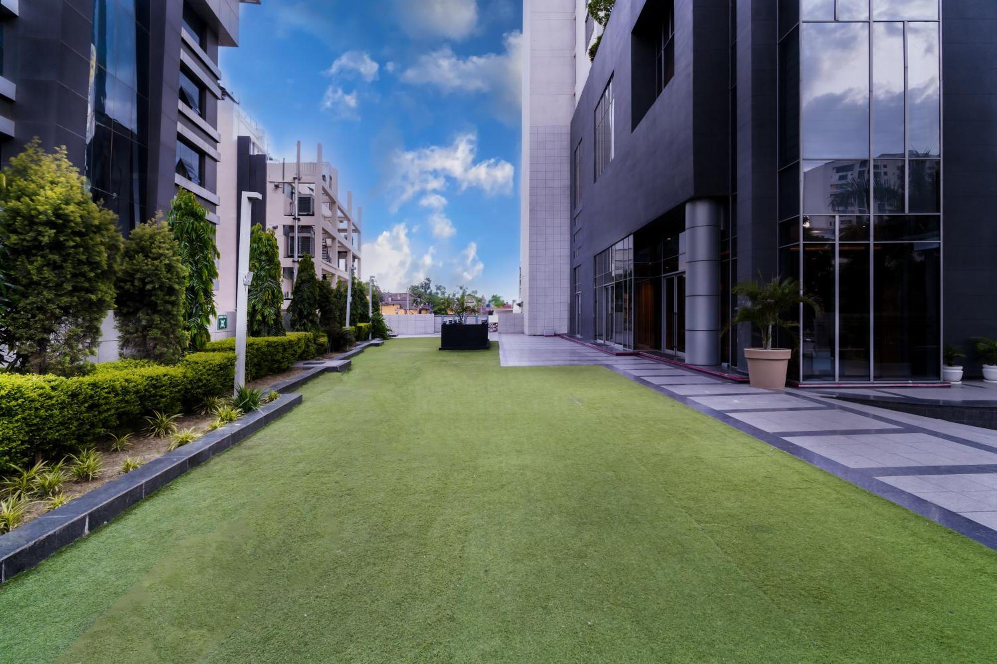 Hyatt Regency Lucknow Gomti Nagar Otel Dış mekan fotoğraf The artificial grass at the rooftop of the building