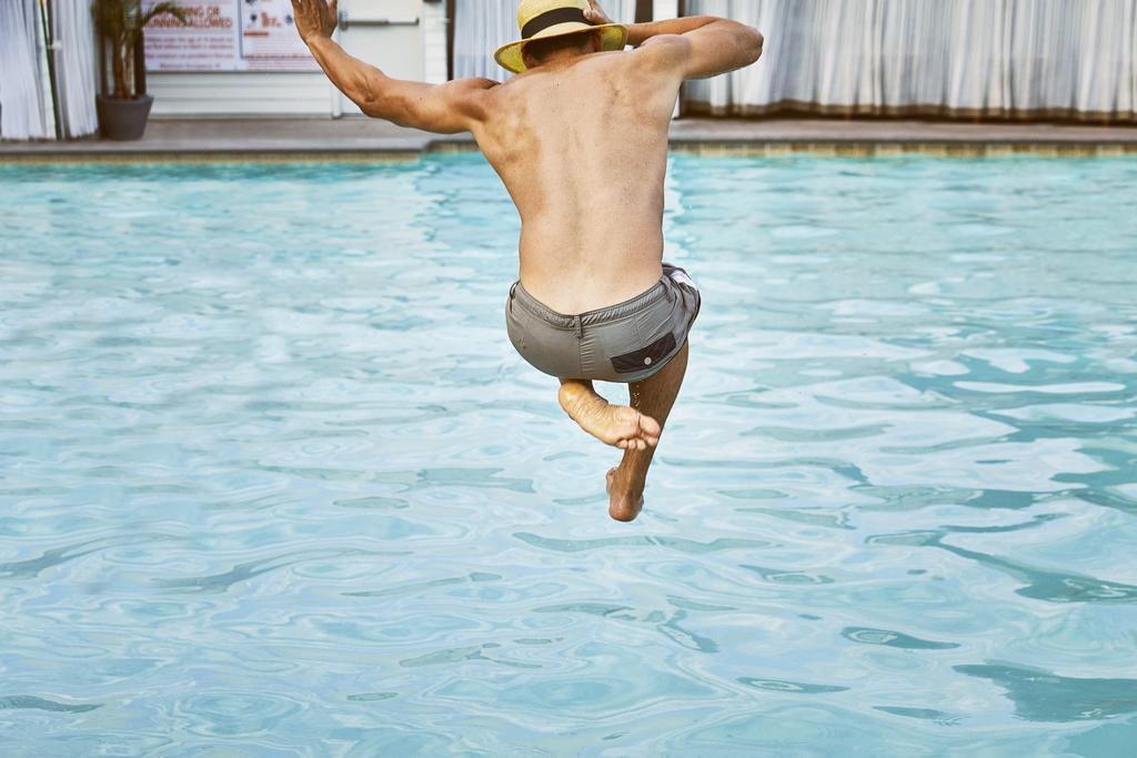 Hyatt Regency Lucknow Gomti Nagar Otel Dış mekan fotoğraf A man jumping into a swimming pool